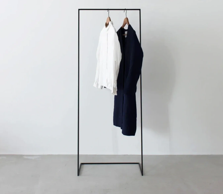 Металлическая вешалка MyOry Rail с платьями и рубашками на плечиках