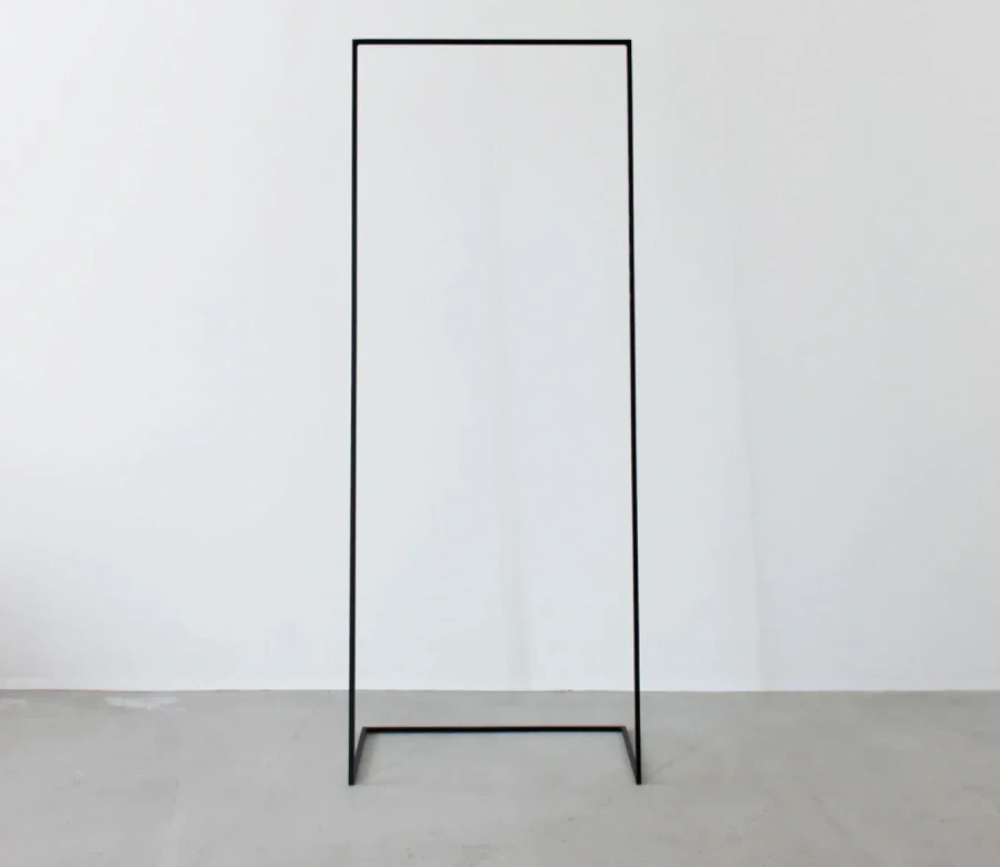 Напольная вешалка MyOry Rail для одежды в интерьере в стиле лофт