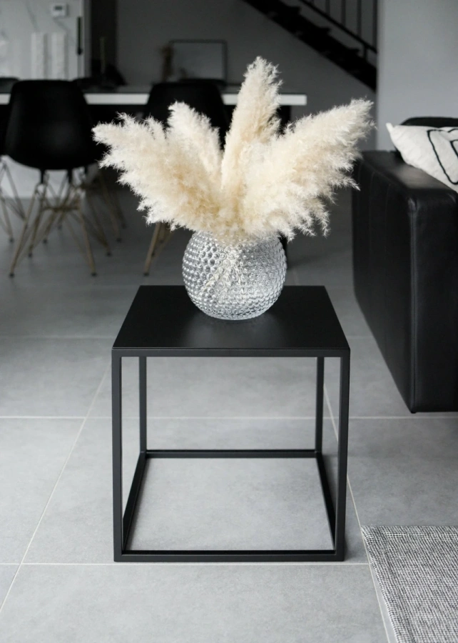 Прикроватный столик MyOry Ki металлический куб в интерьере спальни