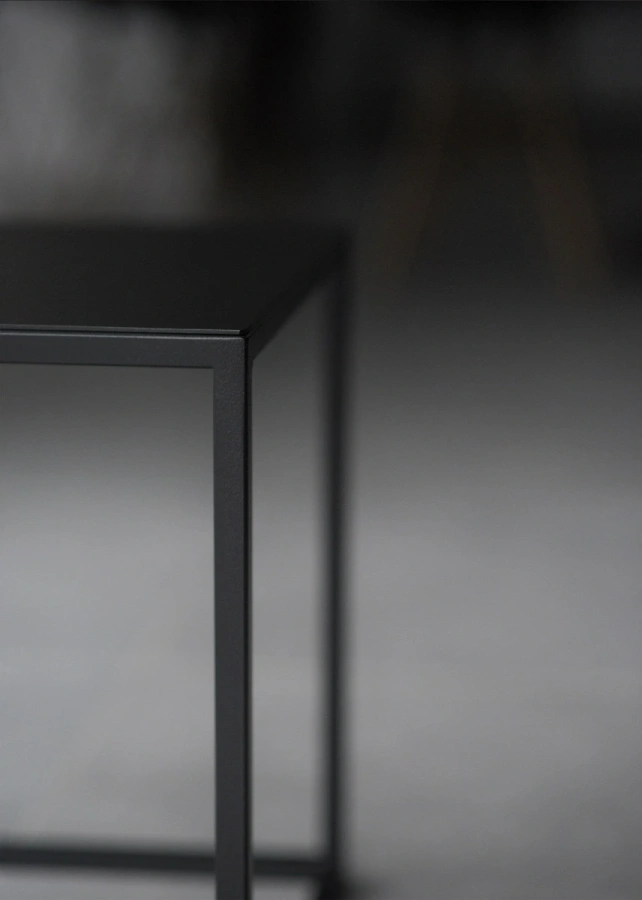 Крупный план текстуры - деталь столика MyOry Ki - фактура металлической поверхности