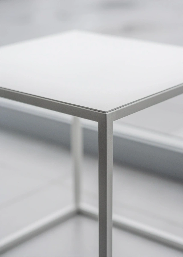 Белый металлический каркас и столешница столика MyOry Ki крупным планом