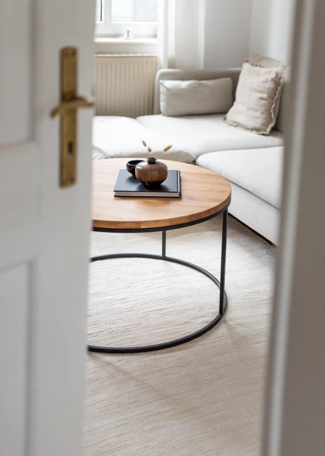 Минималистичный кофейный столик MyOry Onyx Wood в современной гостиной