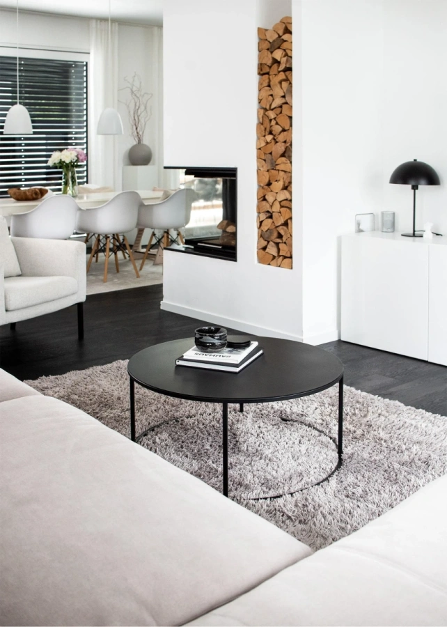 Журнальный столик MyOry Onyx Steel с книгами и декором в гостиной