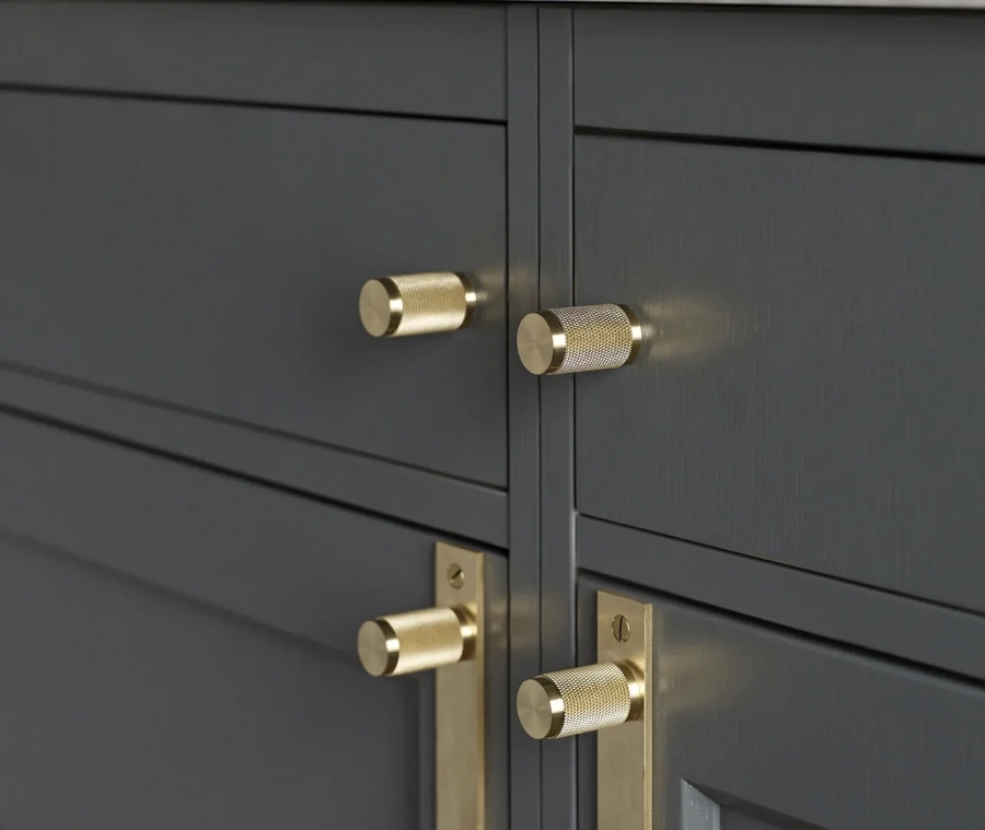 Ручки MyOry Cell для кухонных шкафов из латуни в интерьере