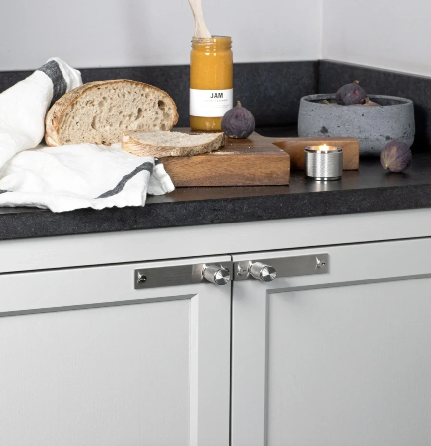 Пример использования ручек MyOry Cell Max из нержавеющей стали на кухонном гарнитуре премиум-класса