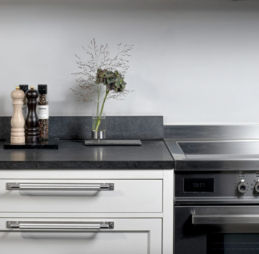 Ручка MyOry Jeen на фасаде премиальной кухни