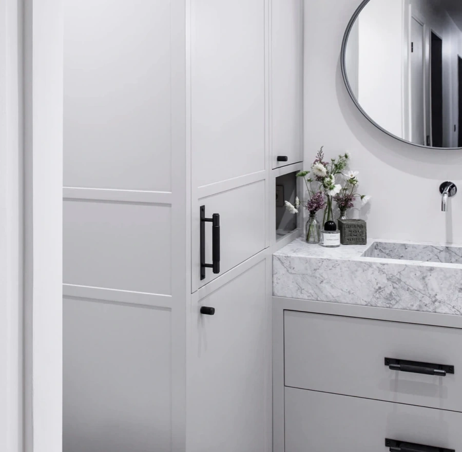 Ручка для мебели MyOry Jeen из нержавеющей стали с полированными торцами на фасаде тумбы под раковину