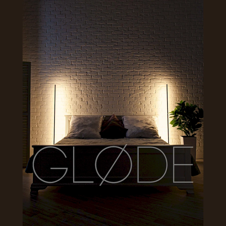 Напольный светильник  SimpLumen рядом с кроватью в спальне, создание уютной атмосферы в интерьере лофт с кирпичной стеной