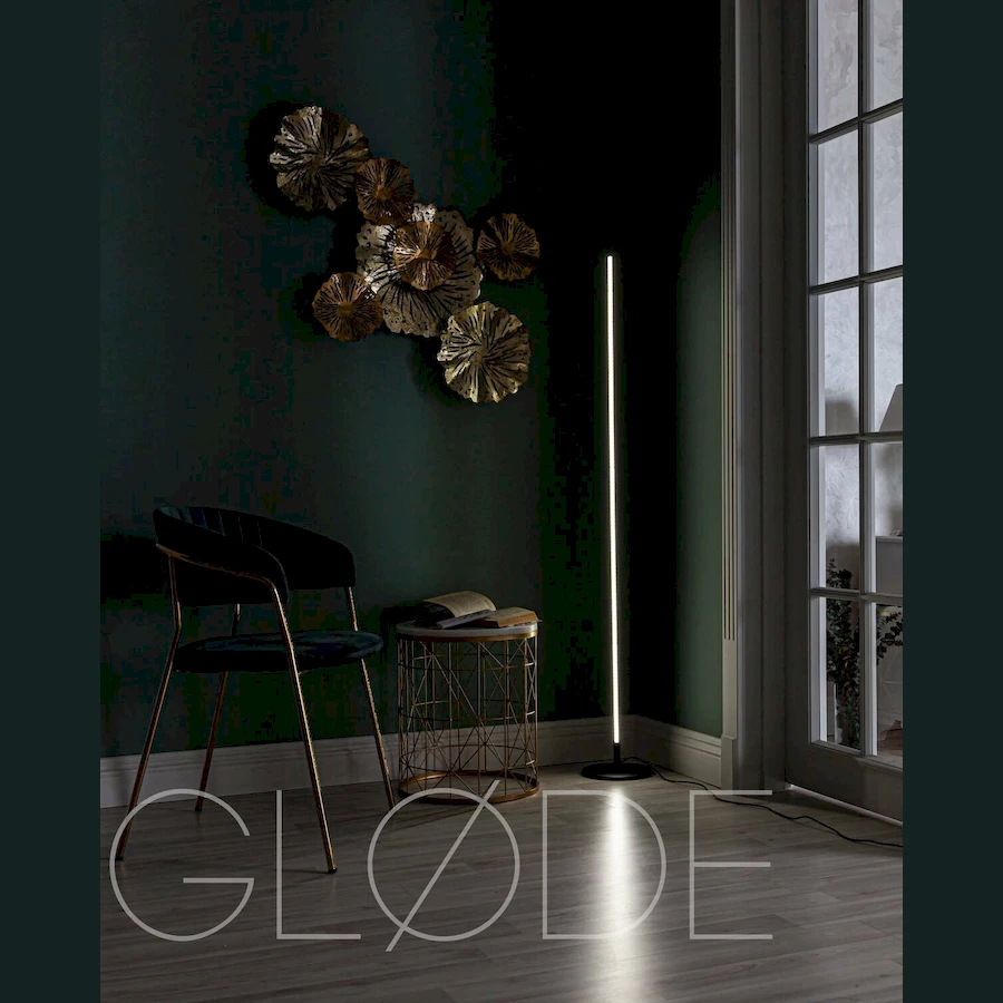 Вертикальный LED торшер Glode "Simplumen", создающий эффект световой дорожки на стене в современном интерьере