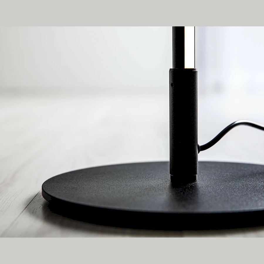 Крупный план основания и алюминиевого корпуса напольного торшера SimpLumen