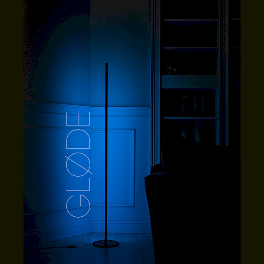 Торшер ColorConer стоит у стены в современной гостиной, цветная подсветка