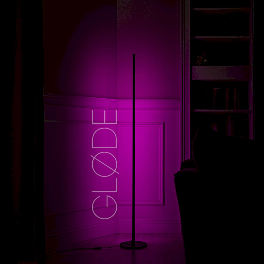 Торшер ColorConer разделяет зону гостиной и кухни в квартире-студии с помощью светового луча