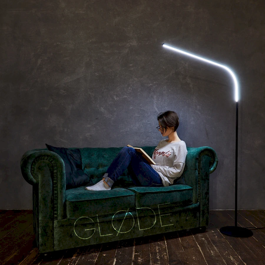 Торшер JoyLumen высотой 165 см с LED подсветкой в стильной светлой гостиной