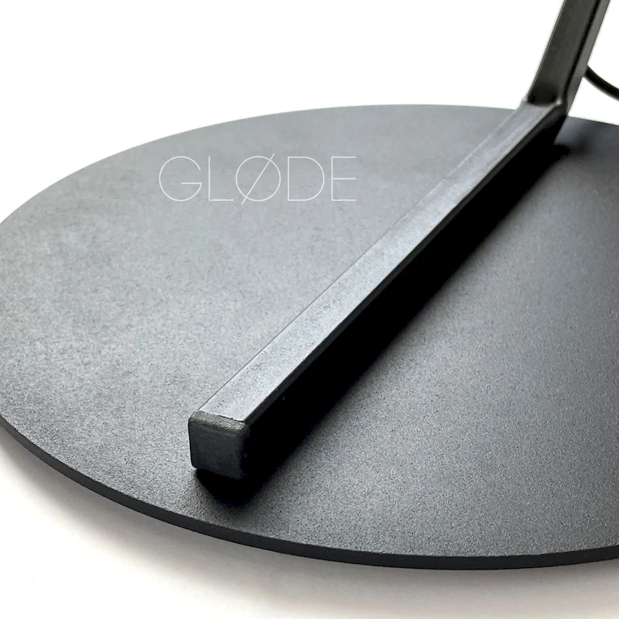 Круглое устойчивое основание из алюминия торшера ArcOsmo на полу