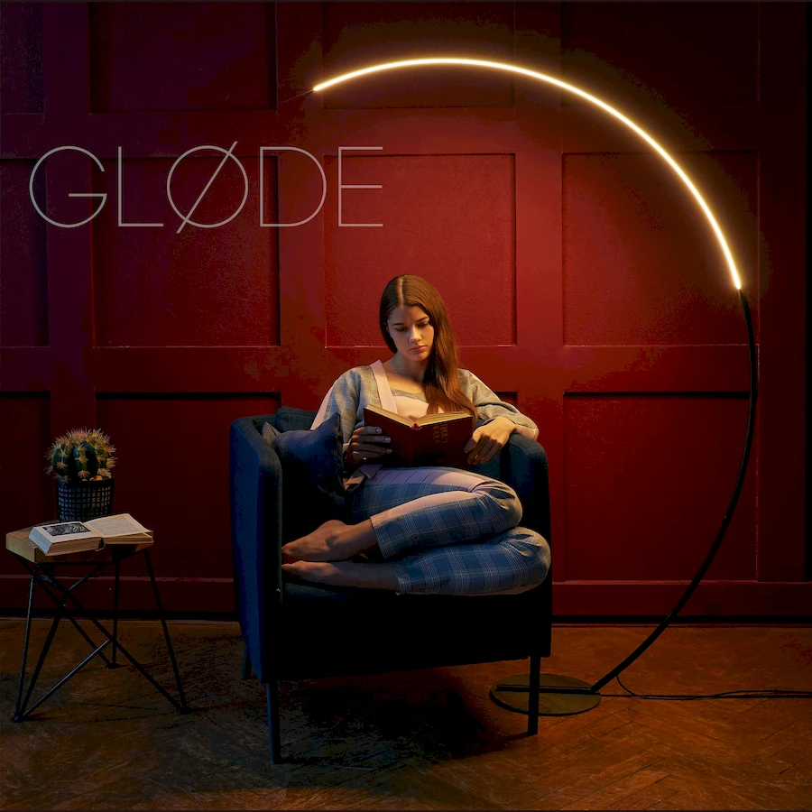 Дизайнерский торшер ArcOsmo для зонирования и создания расслабляющей атмосферы в интерьере кафе или ресторана