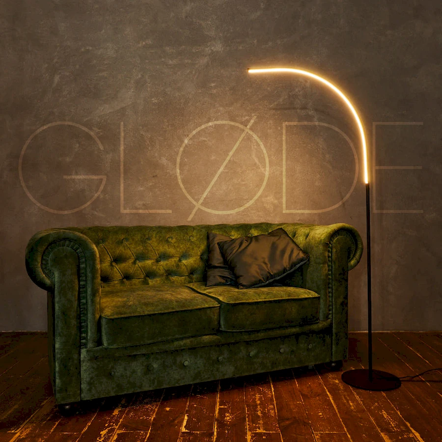 Современный торшер NellOsmo рядом с диваном в гостиной, мягкий рассеянный свет для зоны отдыха