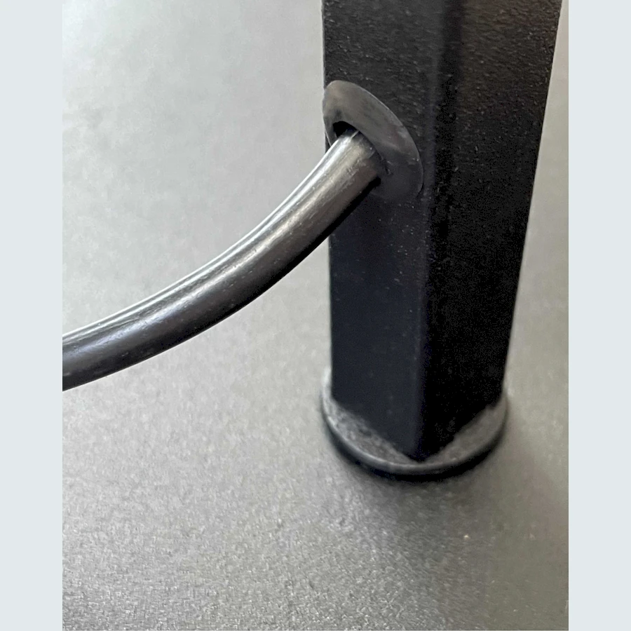 Устойчивое круглое основание и матовая черная стойка торшера NellOsmo, высококачественный алюминий