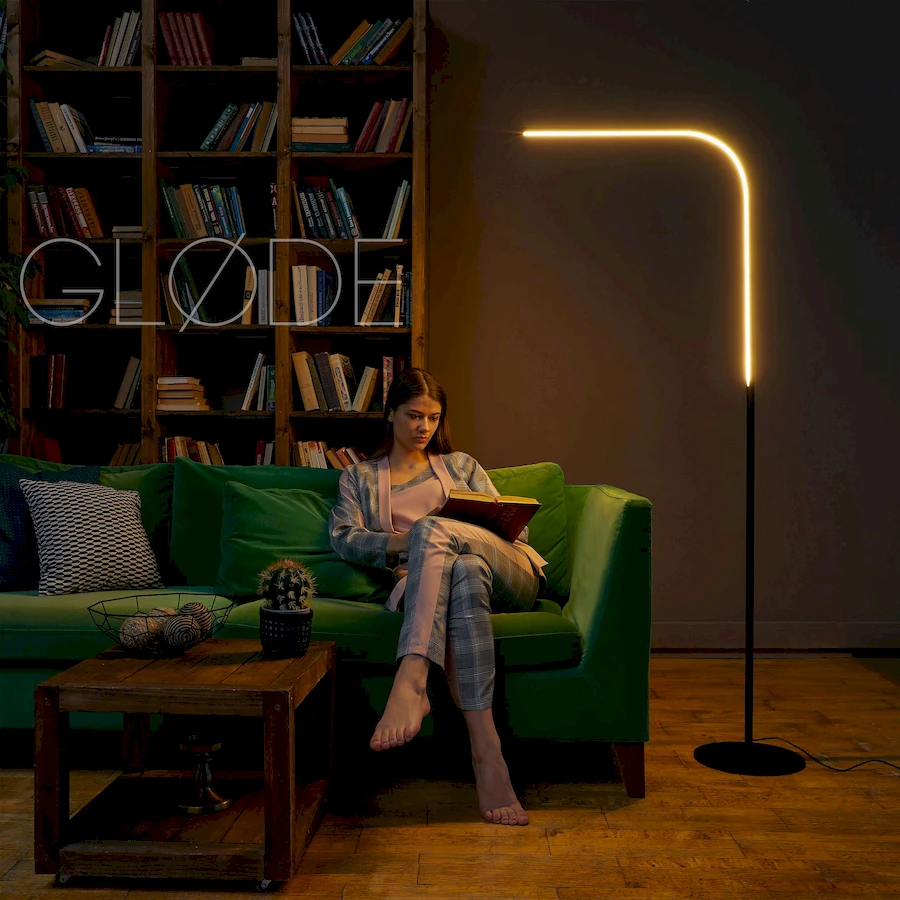 Использование торшера JiroLumin для выделения зоны отдыха рядом с диваном в современной гостиной