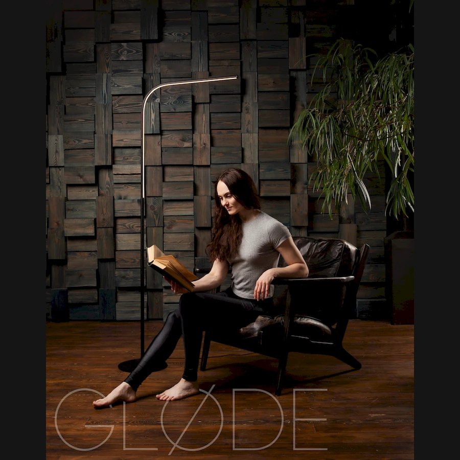 Использование торшера JiroLumin для выделения зоны отдыха рядом с креслом