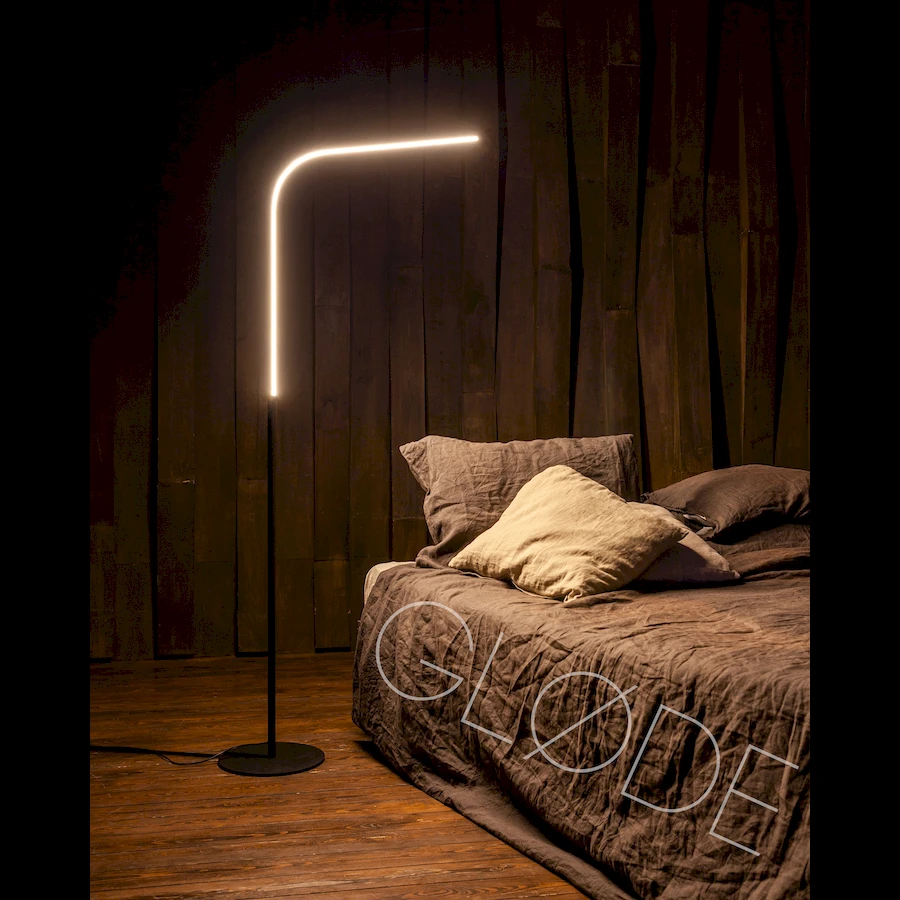 Торшер JiroLumin с мягким горизонтальным свечением LED ленты, создающий уютную атмосферу в спальне