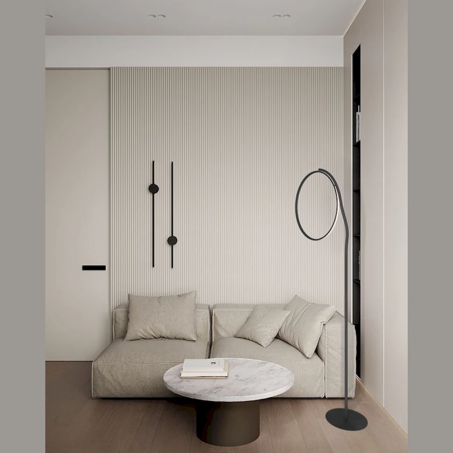 Торшер CircleLine в углу минималистичной гостиной, подсвечивающий зону отдыха у дивана