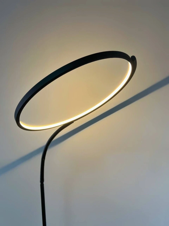 Крупный план кольцевого светодиодного элемента торшера CircleLine, излучающего мягкий свет