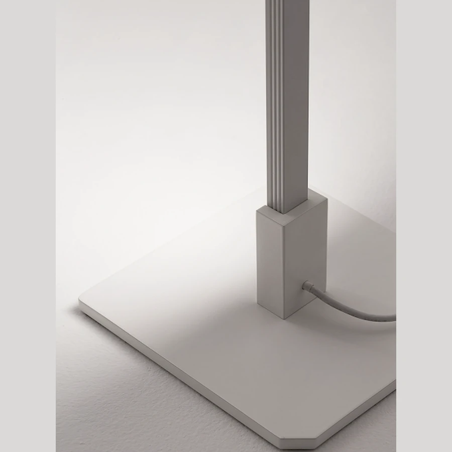 Лаконичная стойка и матовый рассеиватель напольного светильника MonoLumen крупным планом