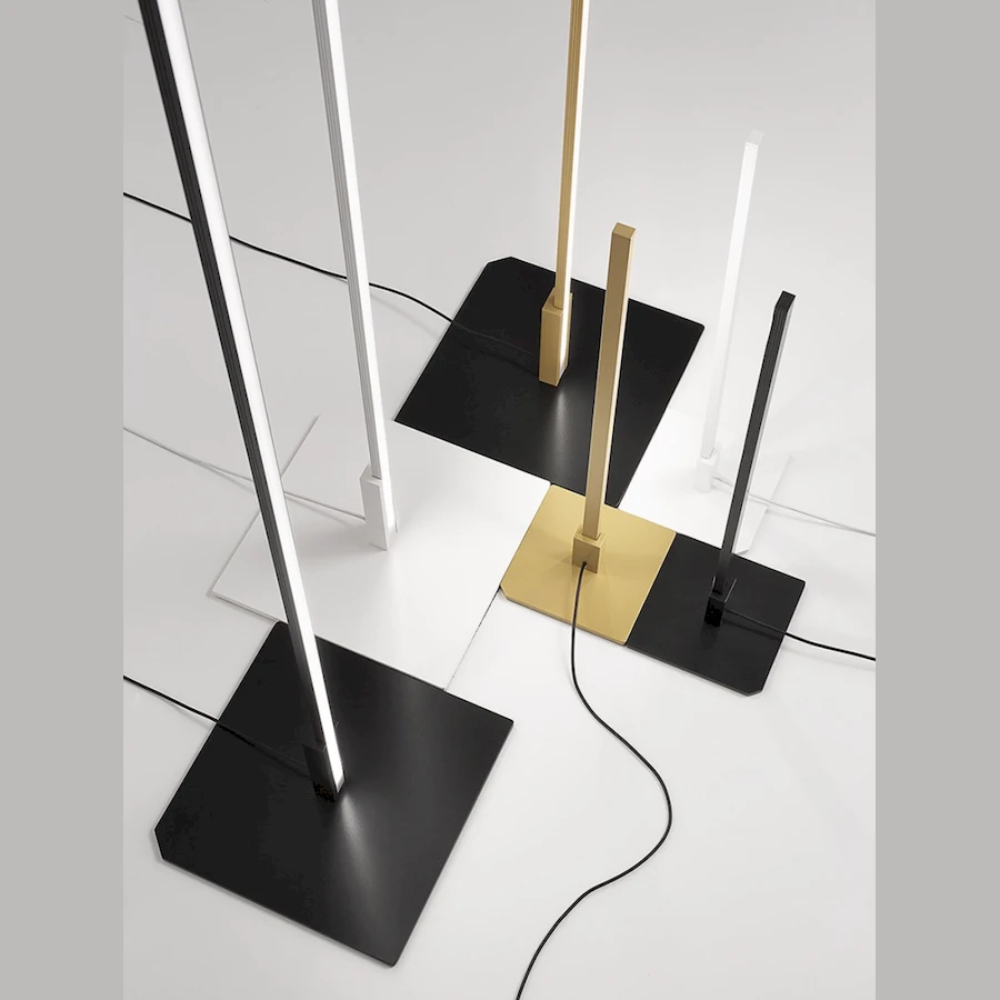 Переключение режимов света торшера: теплый оранжевый и холодный голубой свет