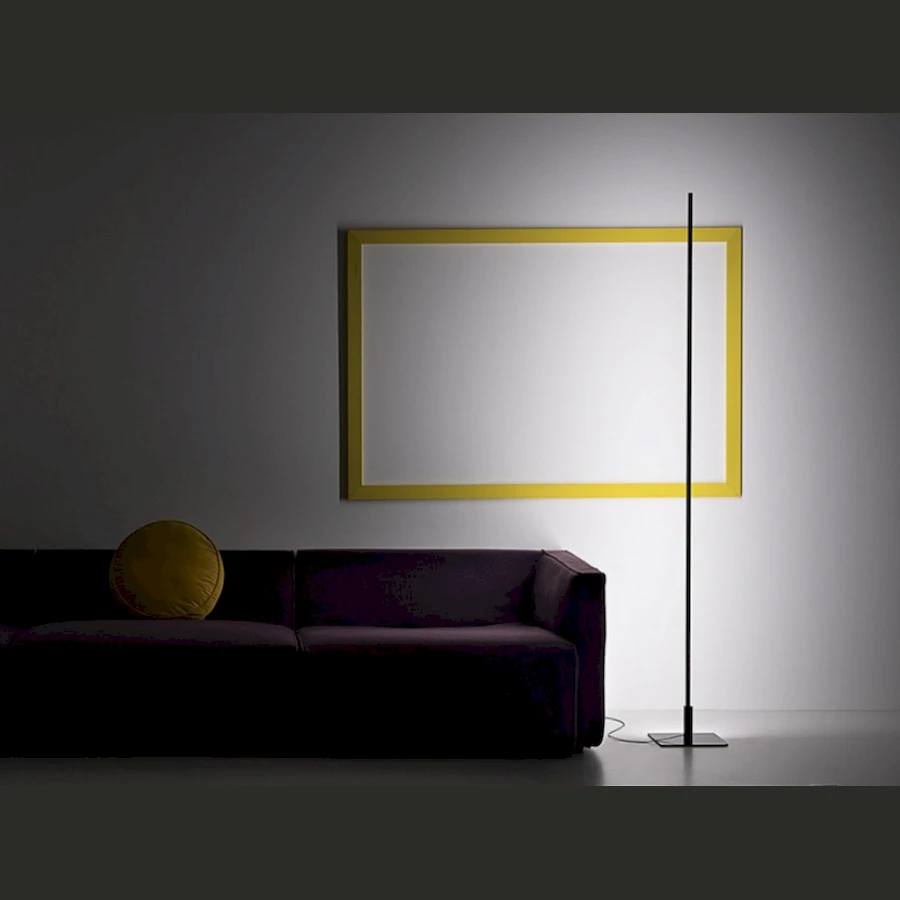 Современный светодиодный торшер MonoLumen рядом с диваном в светлой гостиной