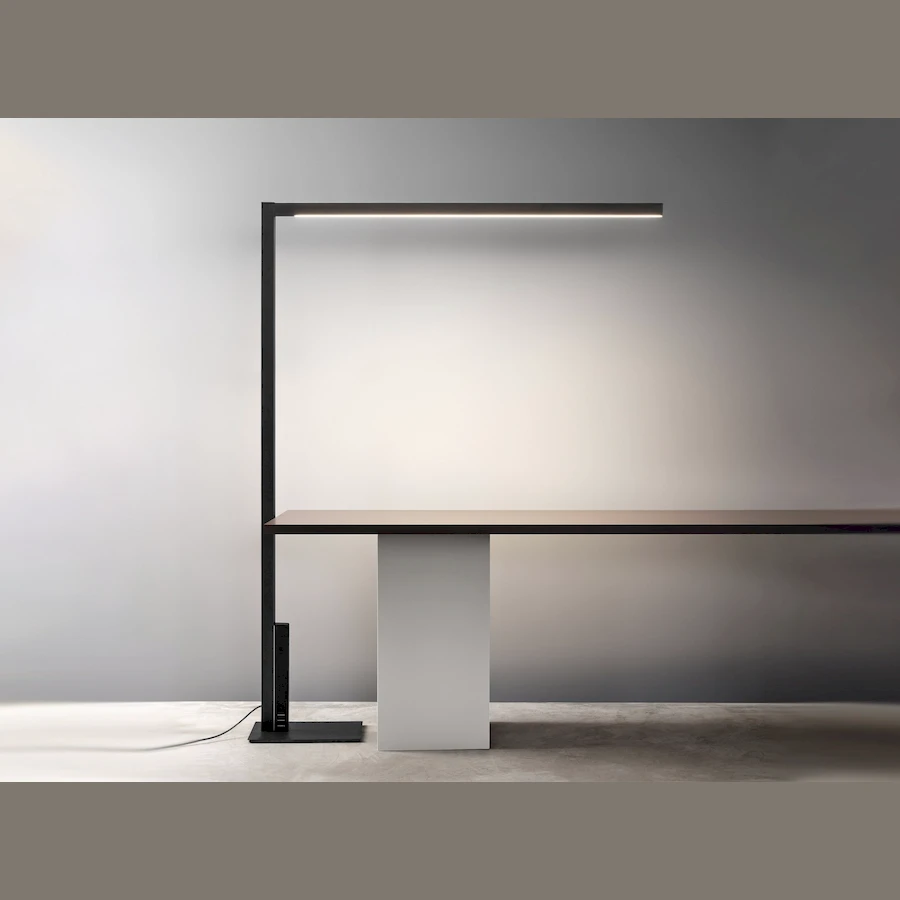 Освещение рабочего стола торшером Gavana, направленный свет на поверхность