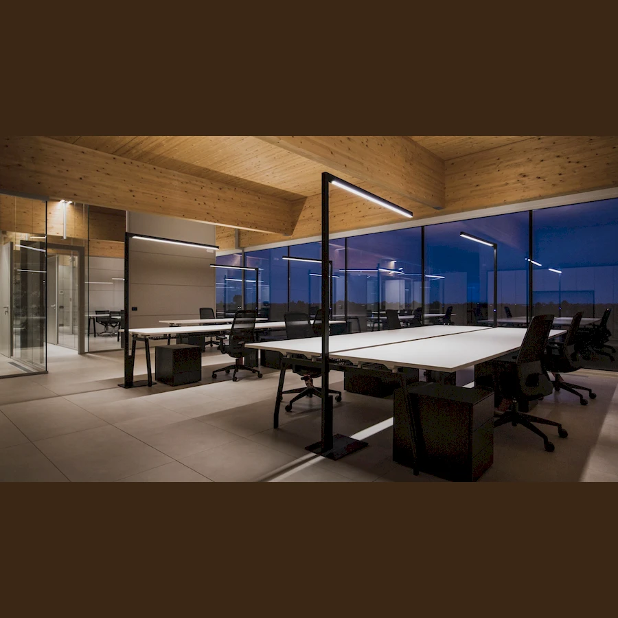 Современный коворкинг с торшерами Gavana для освещения рабочих зон open-space