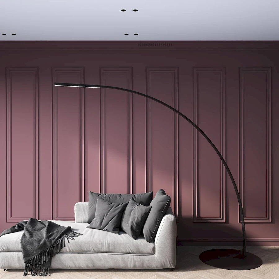 Высокий арочный торшер ArcLarge, выделяющий зону отдыха с диваном в современной гостиной