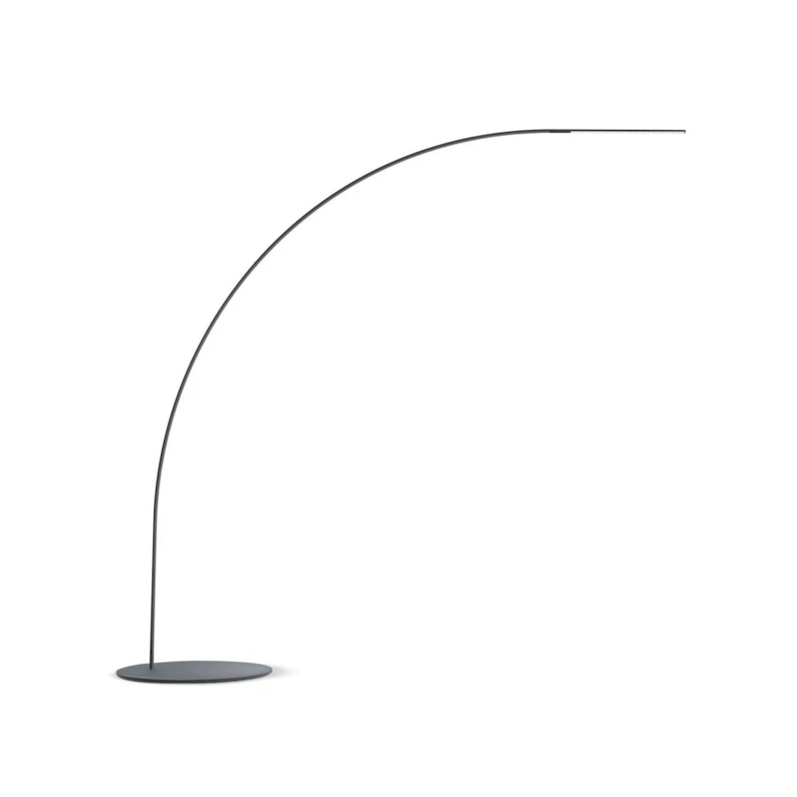 Круглое устойчивое основание и компактный пульт дистанционного управления в комплекте с торшером ArcLarge