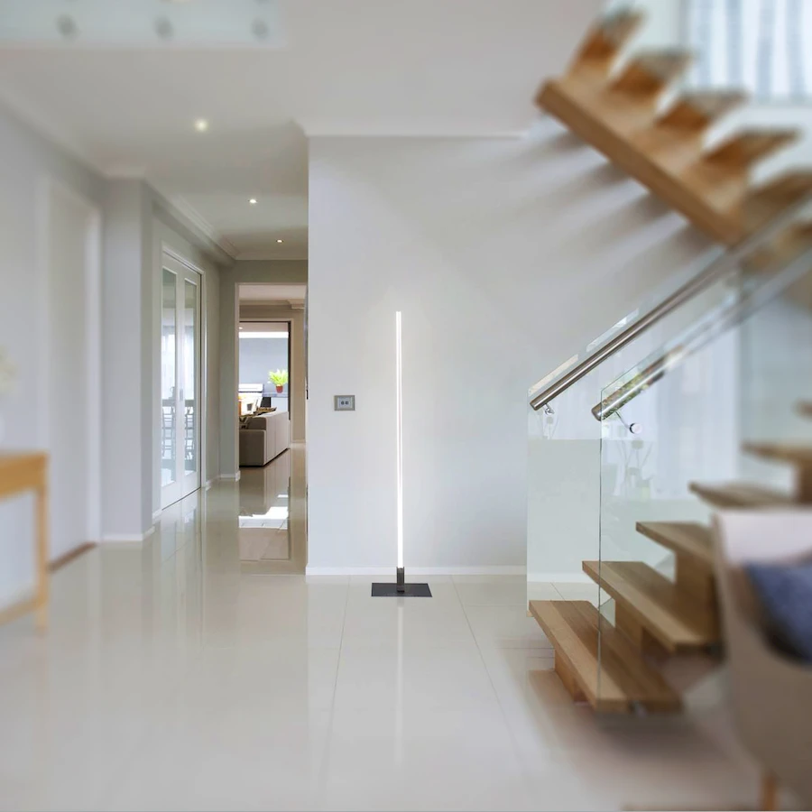  LED торшер LightSabre с теплым светом 3000К в интерьере гостиной у лестницы