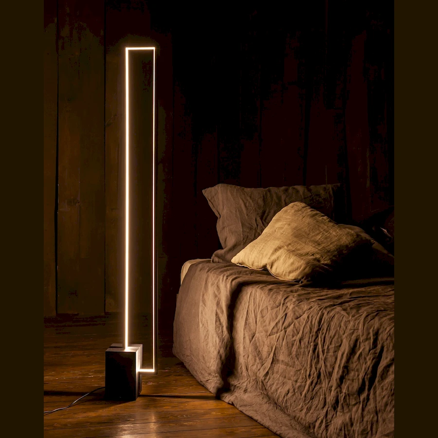 Изготовленная мебель на заказ - напольные светильники. торшер черный - 140 см производство glode "Quadrolumen -" создаст неповторимую тмосферу в Вашей комнате. Каталог мебели из России - AdtPro. Id-0