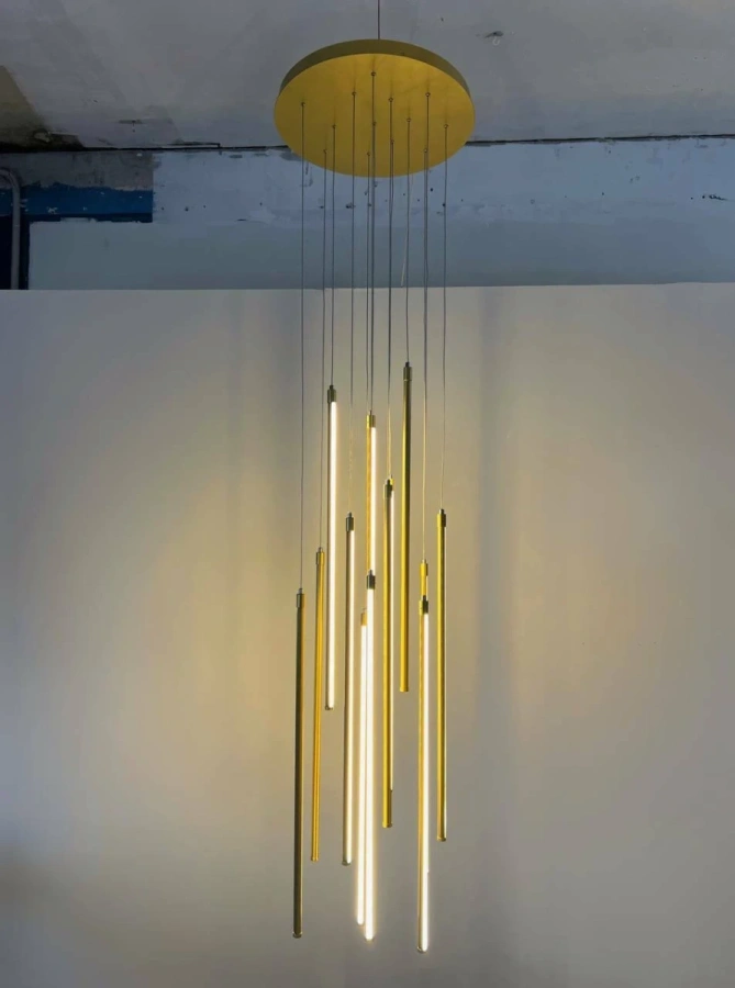 Дизайнерская подвесная люстра SimpLumen Up Max с золотистыми трубками