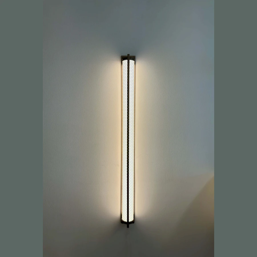 Атмосфера в комнате станет приятнее, а дизайн жилища неповторимым если Вы закажете бра. настенный светильник сатинированная латунь - 120 см производство glode "Yupiter one brass -". Каталог мебели из России - AdtPro. Id-3