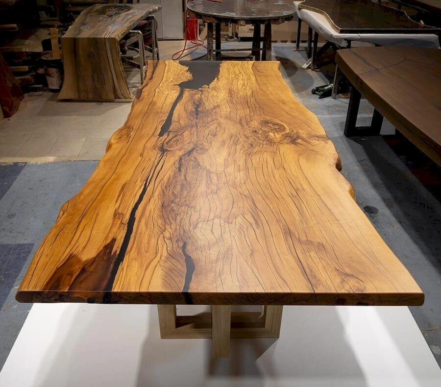 работа над столешницей из карагача, процесс заливки эпоксидной смолой в мастерской.