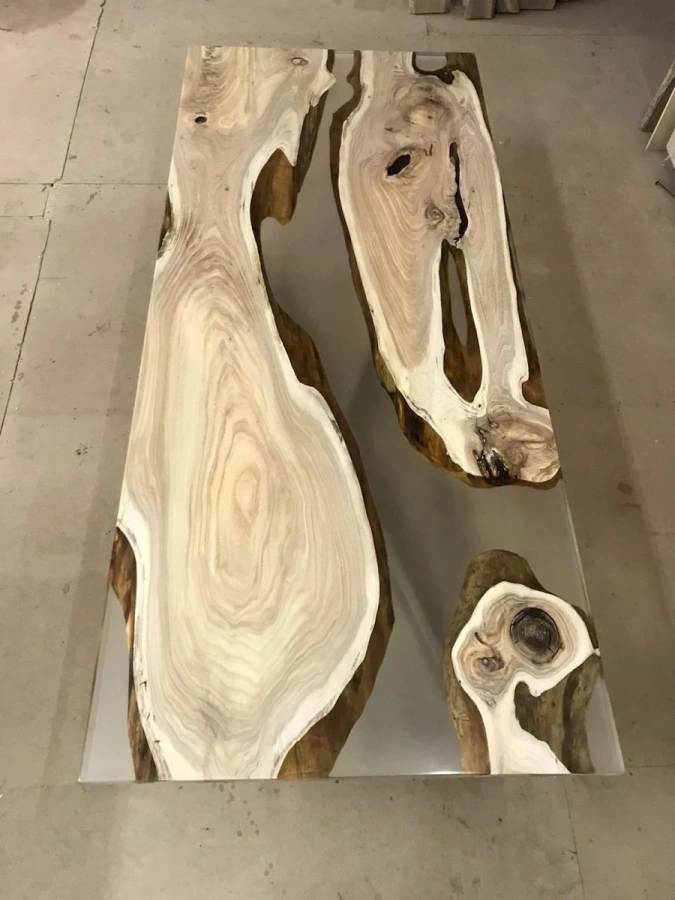 Мастер заливает эпоксидную смолу на столешницу из слэбов ивы