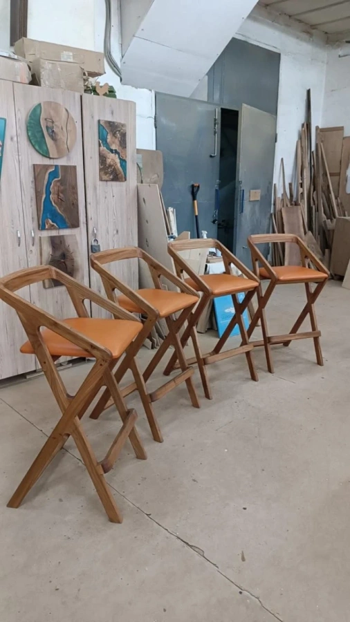 Изготовление в мастерской барные стулья с подлокотниками из массива дерева с мягким сидением Grace